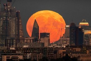 Урожайная луна - завораживающее небесное явление: какой она была в этом году?
