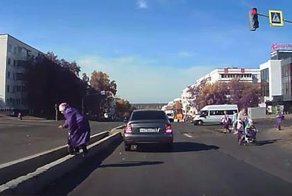 Старушка упала, пытаясь перелезть через бетонный разделитель в Набережных Челнах