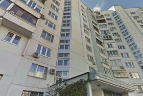 Веселые коммунальщики сделали портал из подъезда прямо на улицу