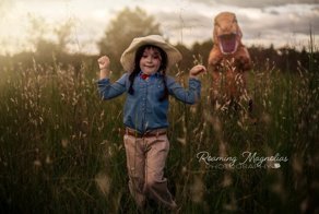 Мальчик, страдающий аутизмом, согласился фотографироваться только в костюме динозавра