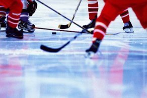 В Москве, во время матча, хоккеист скончался прямо на льду