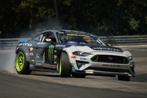 Круг по Нюрбургрингу в непрерывном дрифте на заряженном Ford Mustang