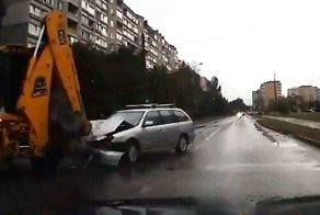 Куда смотрел тракторист? Авария в Калининграде