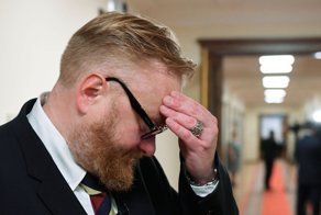 Милонов закатил скандал, когда ему предложили место в очереди за iPhone: видео