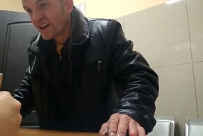 Максимально отвратительный тип оскорбляет сотрудников полиции