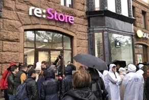 В Москве первым купил айфон человек, стоявший 247-м в очереди