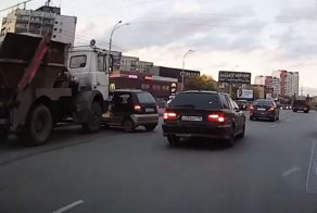 Не заметил малютку: мусоровоз протащил Матиз в Екатеринбурге