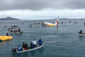 Пассажирский самолет промахнулся мимо посадочной полосы и свалился в море