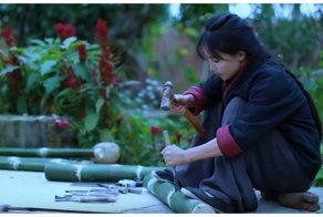 Молчаливая китайская хозяюшка делает мебель из бамбука