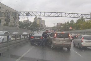 Сам поцарапал машину  и набросился с кулаками на девушку