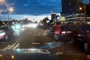 Женщина выбежала на красный и спровоцировала аварию