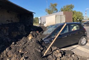 В Петербурге самосвал опрокинулся и засыпал легковушку грунтом