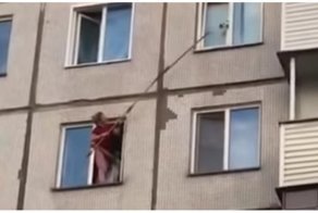 Спасение застрявшего в оконной раме котенка в Новосибирске