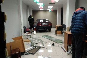 В Калининграде автомобиль протаранил дверь и заехал в детский учебный центр