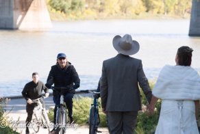 Свадебная фотография, которую испортил необычный велосипедист