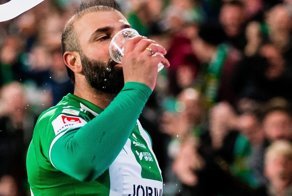 Шведский футболист забил красивый гол и выпил пива со стакана, запущенного с трибун