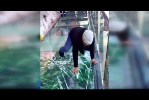 Стеклянный мост, который "трескается" под ногами