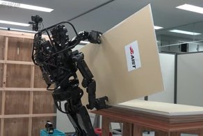 Японцы сконструировали гуманоидного робота-строителя