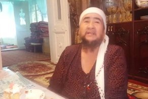 Казахстанская пенсионерка растила бороду 35 лет, и теперь муж ею гордится