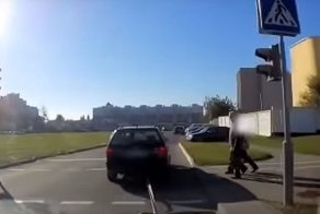 Пешеход упал из-за буксировочного троса между автомобилями и сломал ногу