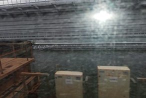 Железнодорожный пролет Крымского моста съехал в воду при монтаже