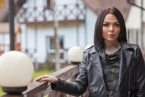 Сестра устроила фотосессию в гробу умершей звезды Дом-2