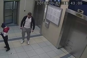 Парень подобрал и забрал себе деньги, выпавшие из рук ребенка