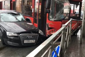 Авария дня. Автобус столкнулся с Ауди в Казани