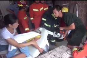 Спасатели с бензопилой освободили мальчика, застрявшего головой в массажном кресле