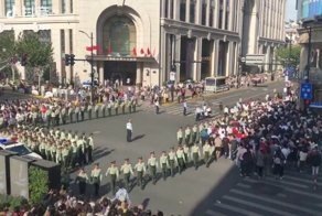 Как выглядит "живая китайская стена" для регулировки движения в Шанхае