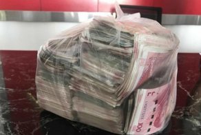 Уборщица вернула владельцу полный пакет денег