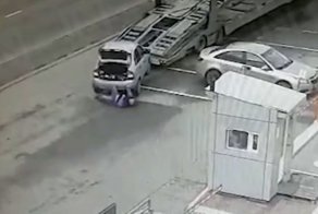 Автовоз сдает задним ходом на парковке автосалона в Иванове