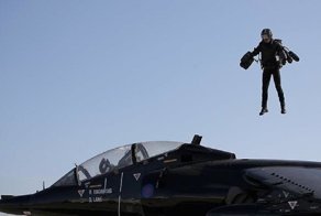 Британский изобретатель устраивает гонки летающих людей!