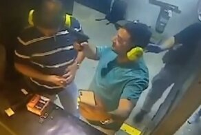 Посетитель тира решил сделать эффектное селфи со своим другом