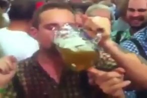 На Октоберфесте посетитель излил свой "внутренний мир" в пивной бокал, а затем случайно отпил из него