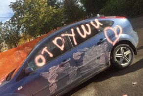 Девушка поздравила своего бывшего с днем рождения, разрисовав его автомобиль