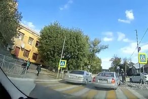Обгон на пешеходном переходе с наездом на мальчика