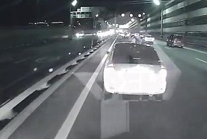 Мотоциклисты увели в сторону водителя, который не пропускал скорую помощь