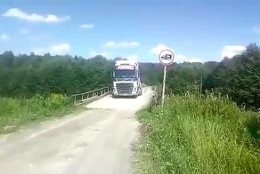 Отчаянная попытка проехать на груженой фуре по хлипкому мосту