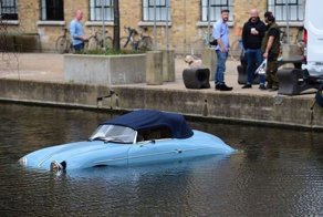 Водитель фургона столкнул классический Porsche в канал, сдавая назад