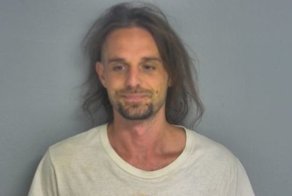 Американец показал, как снять с себя электронный браслет и отправился в тюрьму