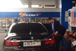 Водитель правительственного автомобиля на заправке сливает бензин