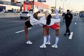 Девушки перекрыли несколько полос на МКАД ради красивых кадров для клипа