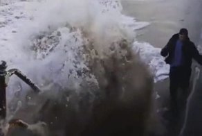 Англичанин решил посоревноваться в скорости с волной, но потерпел неудачу