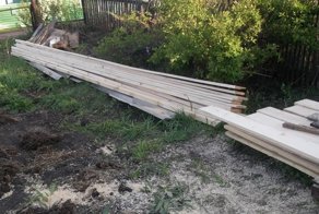 Просто и легко резной деревянный туалет в процессе летнего творческого отдыха