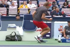 Во время празднования победы теннисист случайно перепугал юного помощника на корте 