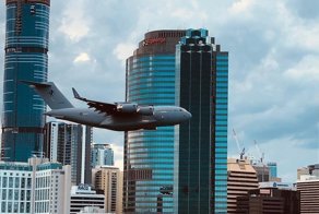 Военный Boeing C-17 пролетел рядом с небоскрёбом в Австралии, напугав жителей