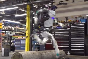 Робота Boston Dynamics научили паркуру