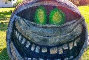 Художница делает скульптуры из сена для праздника монстров