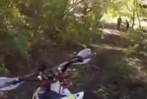 Куда по грядкам б***? Участник Чемпионата России по эндуро случайно заехал в огород